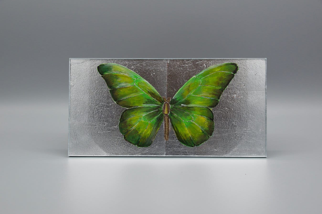 Alta, Falter auf Silber, handbemalt, Unikat, Acryl auf Holz, überzogen mit kristallinem Glas, Maße: ca. 22 x 11 x 9 cm