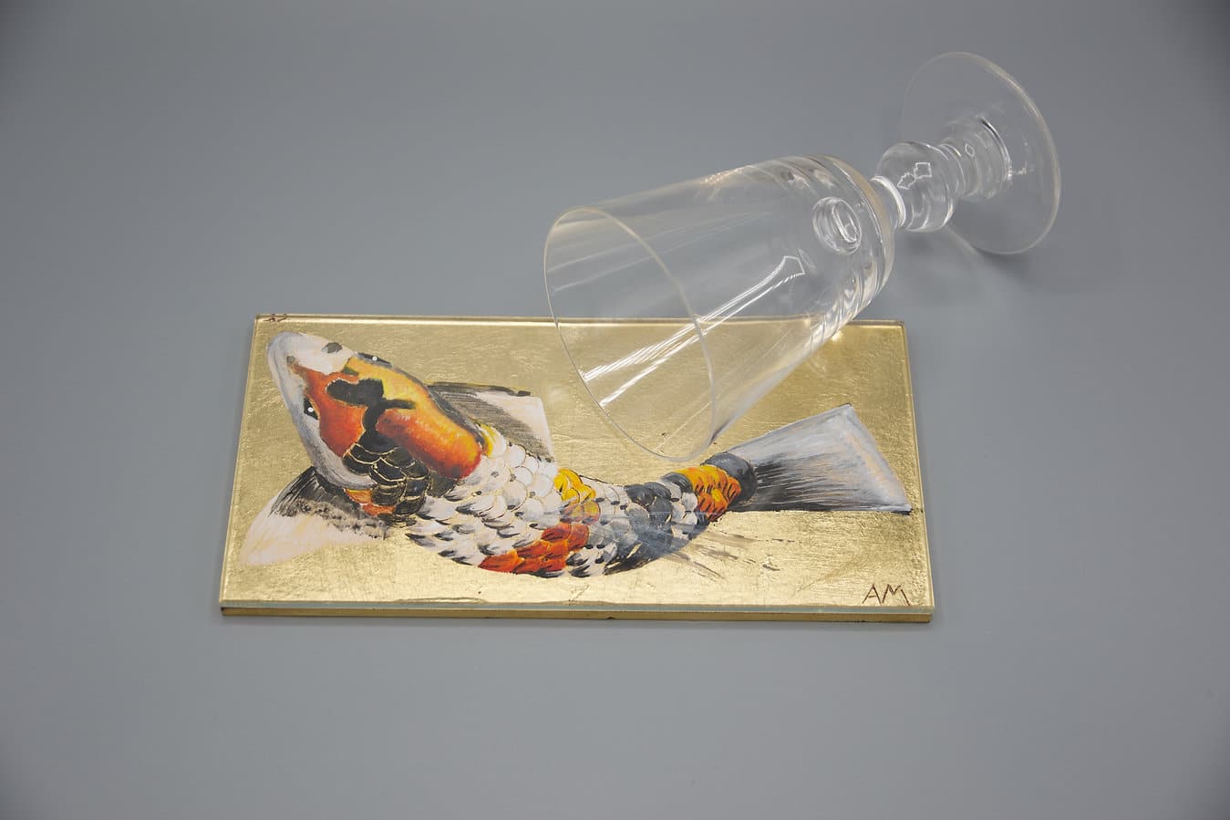 Hikari Utsuri I, Fisch, handbemalt, Unikat, Blattgold, Acryl auf Holz, überzogen mit kristallinem Glas, Maße: ca. 22 x 11 x 9 cm