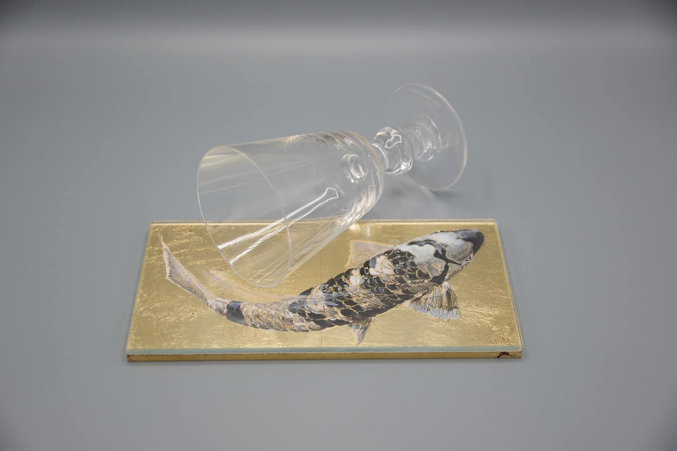 Shiro Utsuri I, Fisch, handbemalt, Unikat, Blattgold, Acryl auf Holz, überzogen mit kristallinem Glas, Maße: ca. 22 x 11 x 9 cm